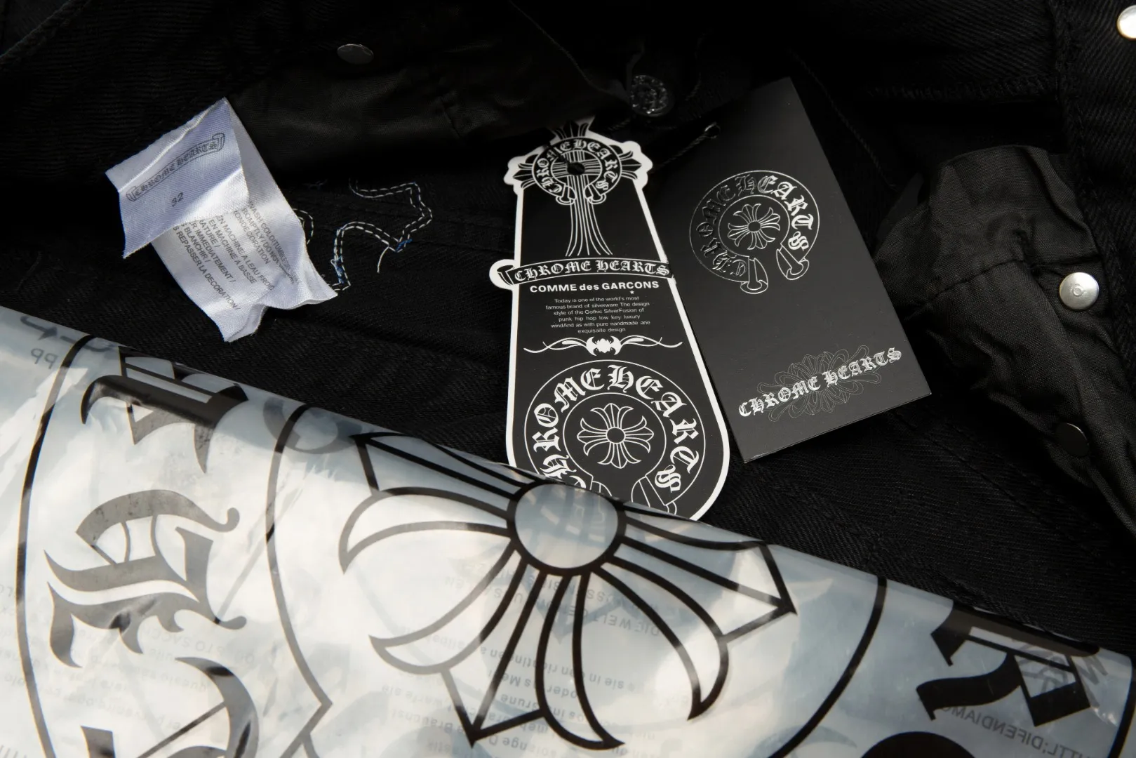 KE922#P180 The only correct leather label version on the market Chrome Hearts CH Cross embroidery distressed jeans Top ceiling quality 100% correct version The correct version is here!  Believe me this must be the best quality you will ever come across! ! Excellent value for money! !  Styles with different washes and textures are very friendly to people with thin legs and thick legs. The straight version is very flattering to the shape of the legs. The moderate length is timeless and easy to match. It is the basis of various styles and a must-have in the wardrobe! ! Add a little stacking to easily control the clean fit trend that has exploded this year. The fabric is stiff but also makes the upper body soft without losing texture. The sides and cuffs of some styles have a bone-wash effect. The vintage flavor pops up all at once. It’s really hard not to love it! ✅Correctly customize the Croxin metal leather label on the back panel. It is not sold directly with the cross on the finished jeans. 1:1 copying strives for excellence and the details are perfectly grasped. ✅The cross leather label is clear and smooth. Exquisite turning top craftsmanship. ✅Buttons, zippers and hardware are all customized versions of the Croxin LOGO. ✅High-cost washing process. Size: 28 30 32 34 36 (5 sizes)